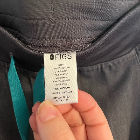 FIGS Kade Cargo Scrub Pants - Picture 4 of 6